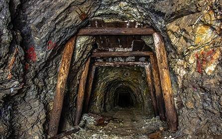 占地面积巨大坑里金光闪闪价值几十万亿k8凯发国际登录全球“最值钱”的大坑(图2)