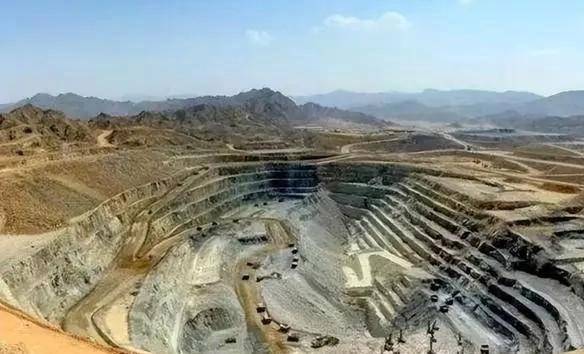 占地面积巨大坑里金光闪闪价值几十万亿k8凯发国际登录全球“最值钱”的大坑(图12)